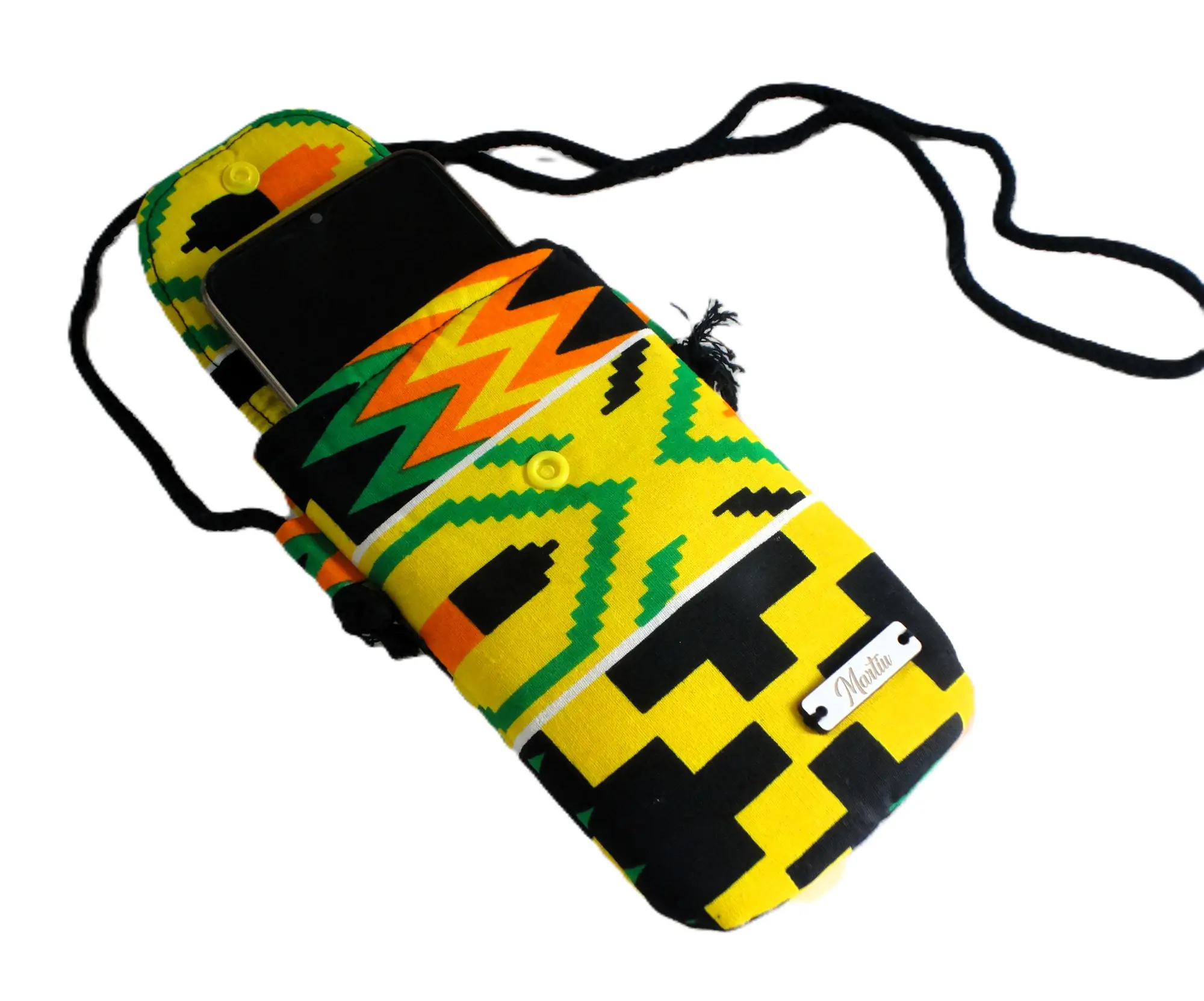 Funda protectora para teléfono móvil de la marca MARTIU con cordón negro para colgar, confeccionada con telas de colores amarillos y verdes brillantes, mostrando un diseño práctico y la firma artesanal de la marca.