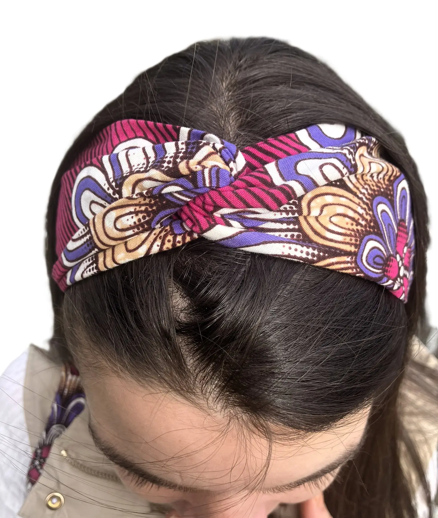 Detalle de una diadema tipo turbante de MARTIU con nudo central, elaborada con tela de algodón artesanal en tonos fucsia y ocre con patrones florales, perfecta para realzar la identidad visual de la marca en accesorios personales.