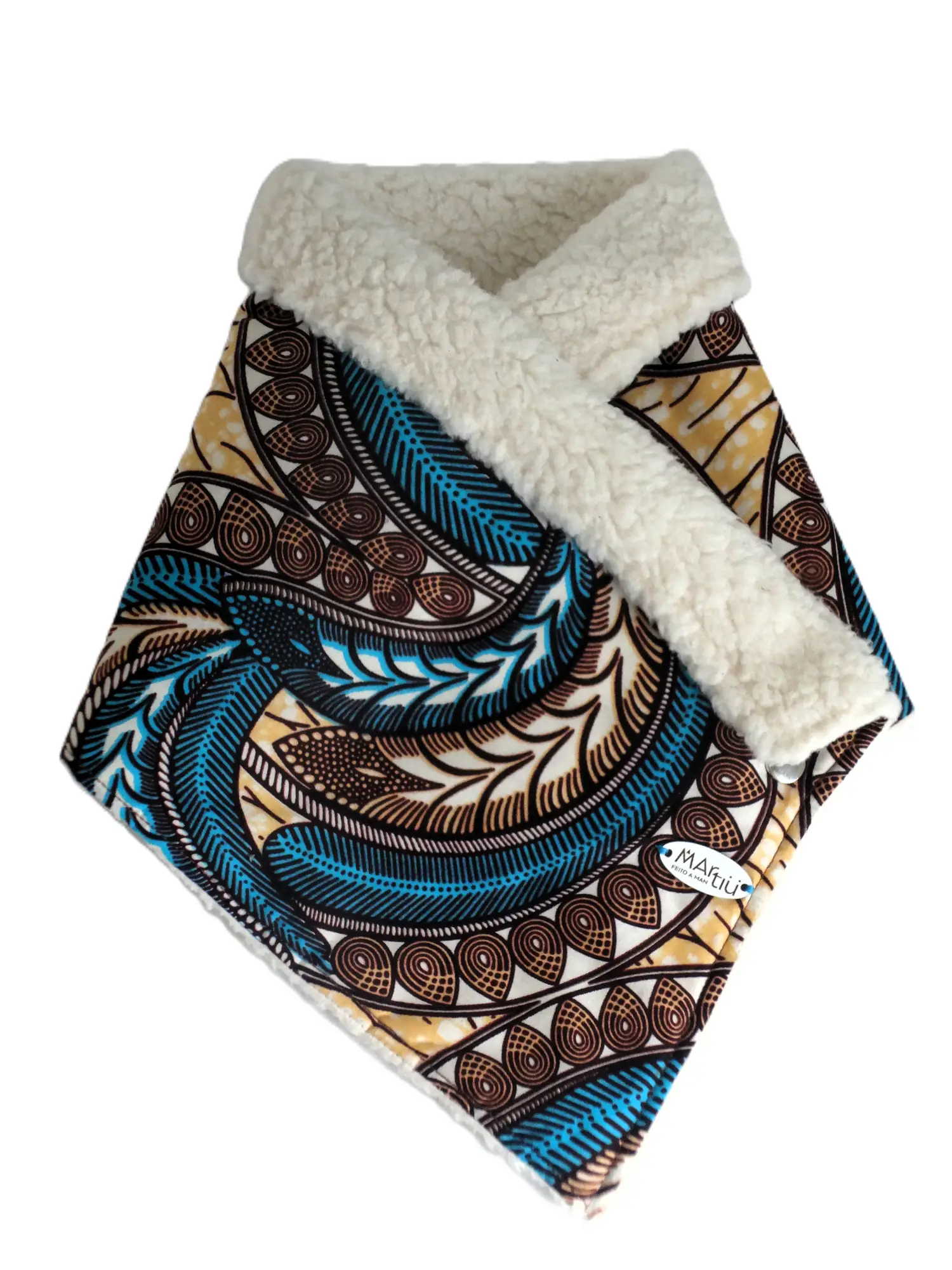 Cuello tubular artesanal de MARTIU con forro de borreguito blanco suave y exterior de tela estampada en azul y ocre, un accesorio de invierno diseñado para combinar calidez y la identidad visual de la marca.