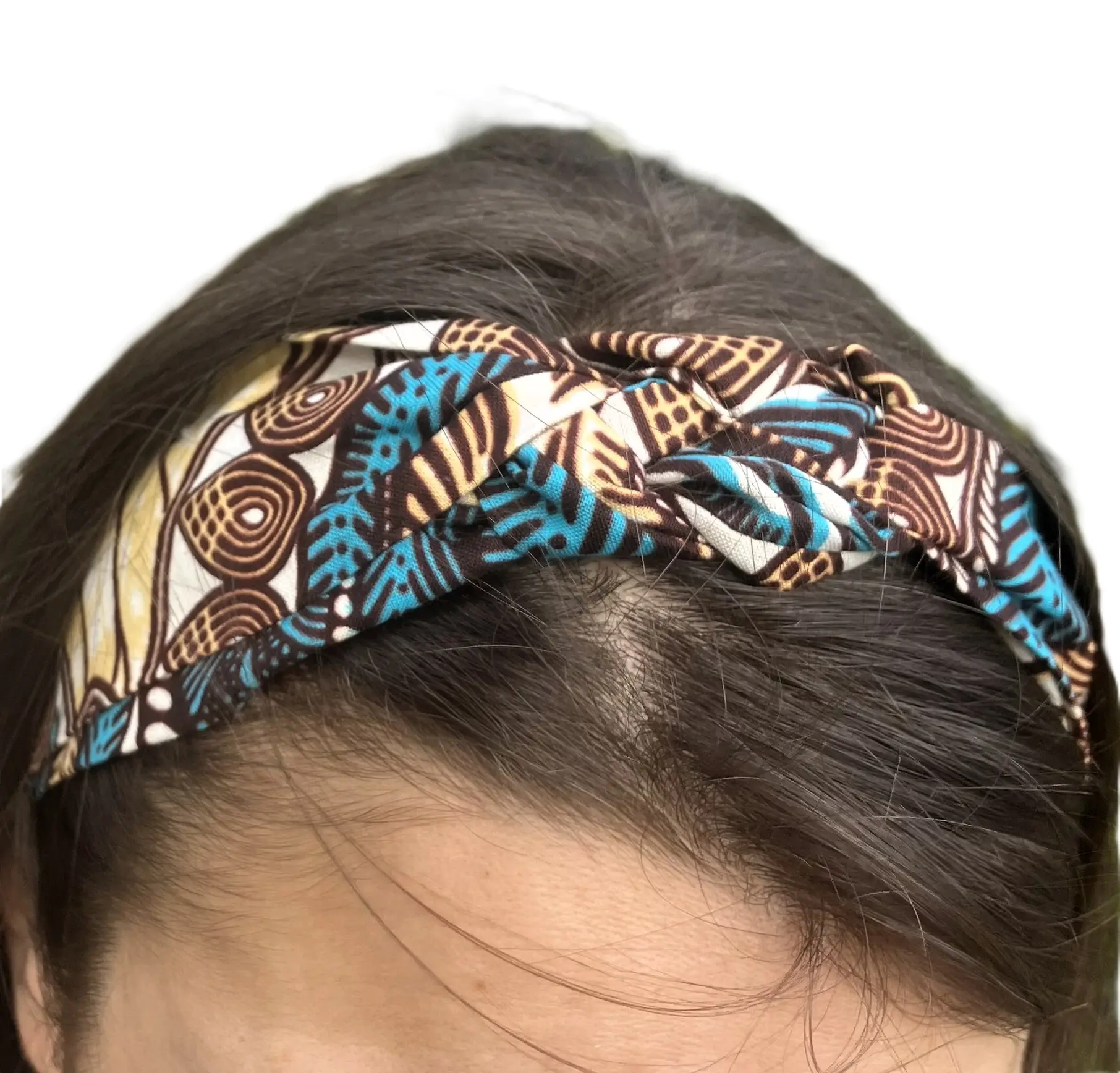 Primer plano de una diadema tipo turbante con nudo de la marca MARTIU, confeccionada con tela artesanal de patrones orgánicos en azul turquesa y marrón, perfecta como accesorio de marca para el cabello.