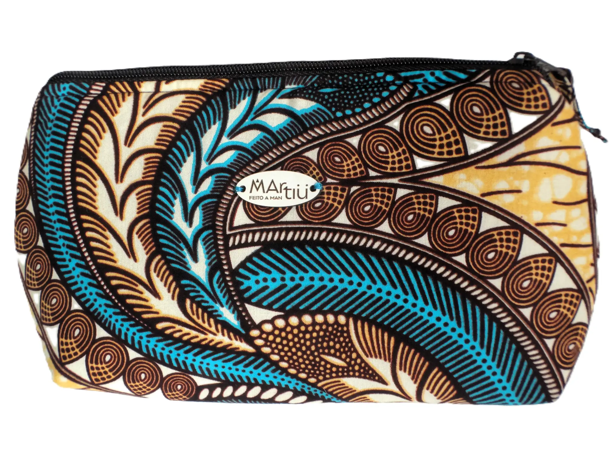 Un neceser de mano de la marca MARTIU con un elaborado estampado artesanal de plumas en tonos azul turquesa, marrón y crema, destacando por su cierre de cremallera superior y la etiqueta metálica distintiva de la marca.