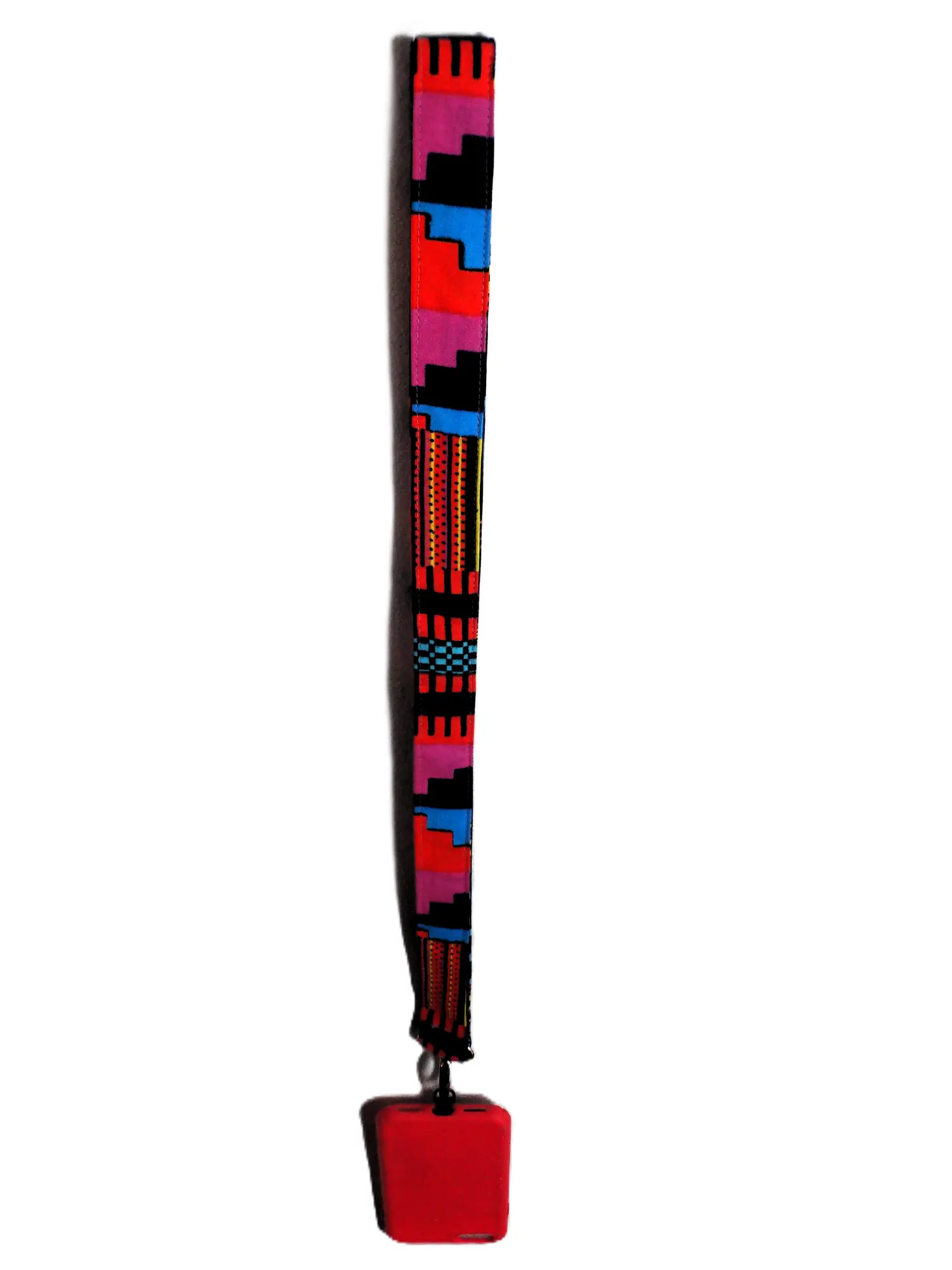 Cinta colgante para llaves o móvil de MARTIU, fabricada con tela de algodón estampada en patrones geométricos negros, rojos y azules, reflejando el diseño artesanal característico de la marca.