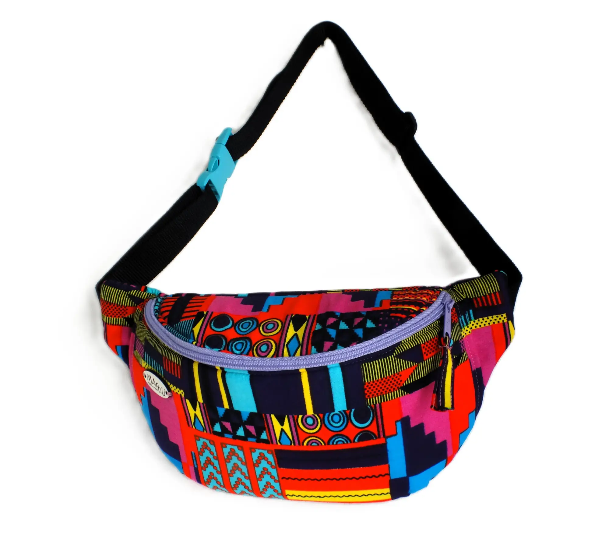 Riñonera de la marca MARTIU con un llamativo estampado de bloques de colores y formas geométricas, equipada con una correa ajustable y cremallera lila para un estilo funcional y distintivo.