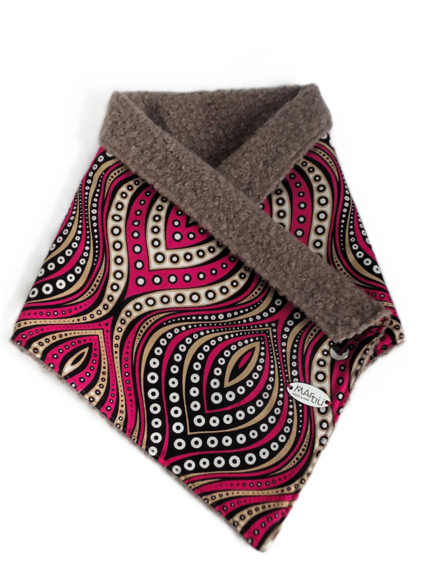 Accesorio de invierno de la marca MARTIU consistente en un cuello tubular con forro de borreguito marrón y exterior de tela estampada en fucsia y negro, ideal para aportar calidez con un diseño artesanal único.